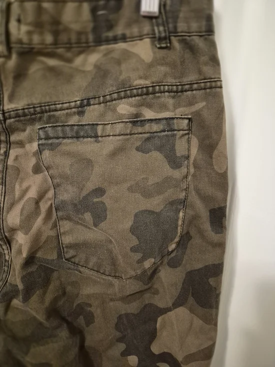 Bershka Men's Camo Cargo Pants - Olive Green - Picture 6 of 6